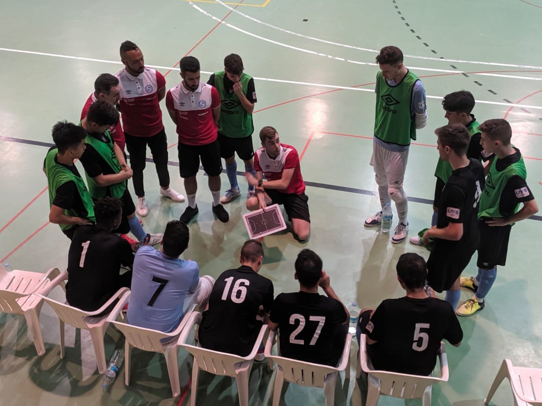 David Rial se dirige a sus jugadores en el partido disputado en Benavente