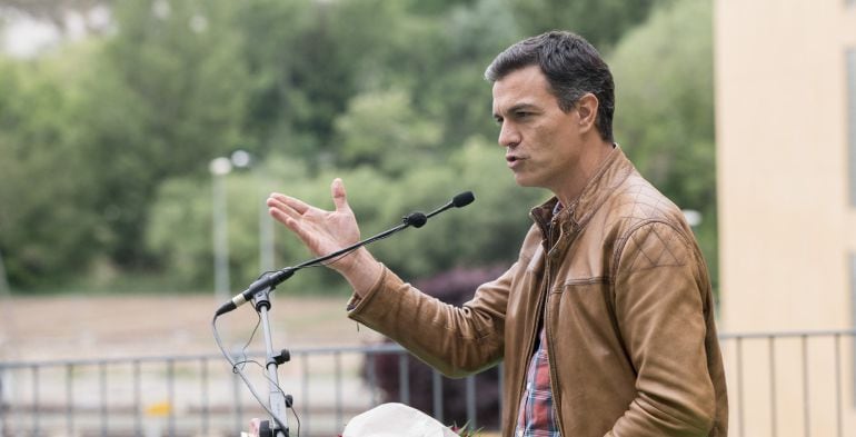  El candidato a la secretaría general del PSOE, Pedro Sánchez, durante su intervención en un acto de campaña con militantes del partido en Teruel.