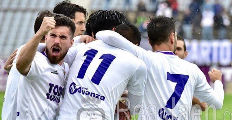 Los jugadores del Real Jaén celebran uno de los dos goles de esta tarde.