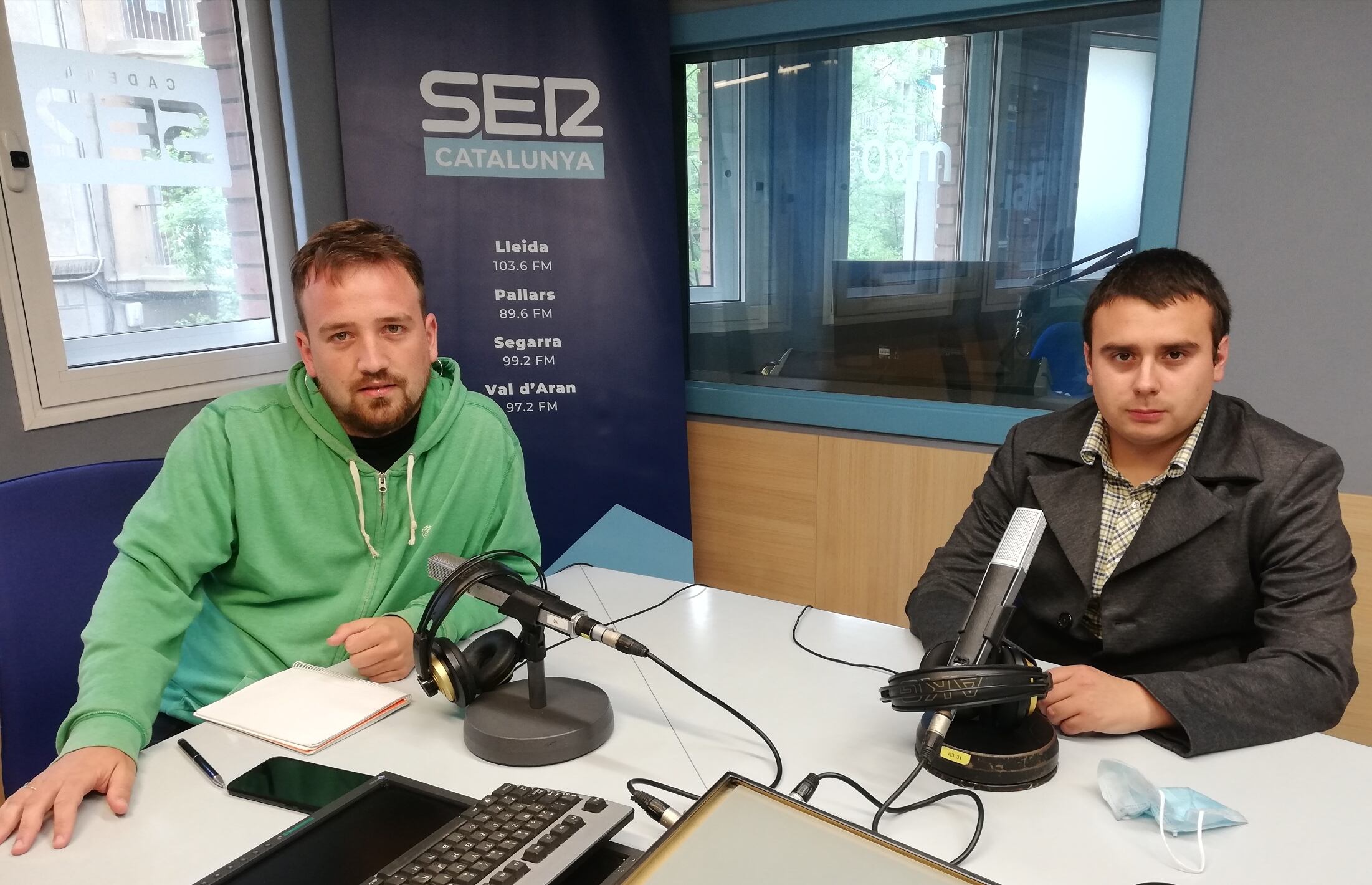 Adrià Cluet i Adrián Zarco, membres de la PAH de Lleida, durant l'entrevista a l'Aquí Lleida de Ràdio Lleida.