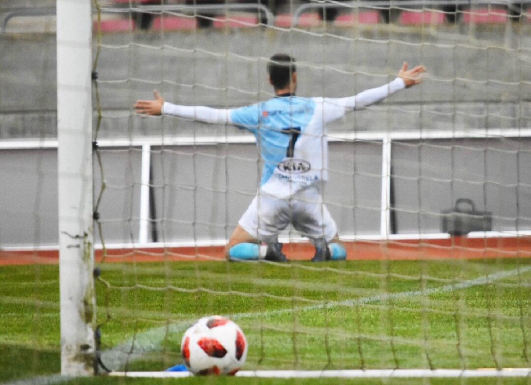 Ayhtami Perera celebrando el gol marcado el pasado domingo al Laracha