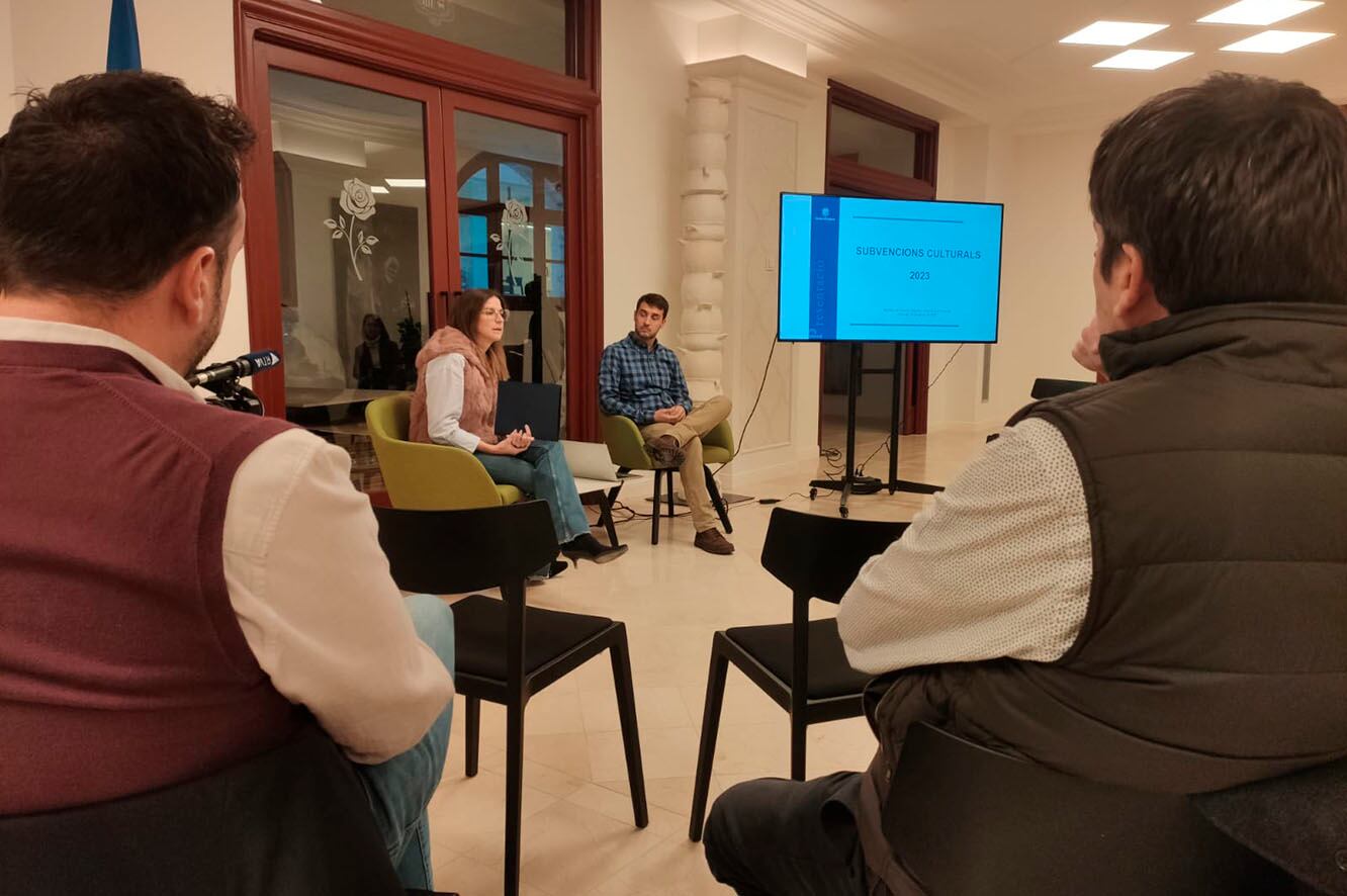 La ministra de Cultura i Esports, Sílvia Riva, i el cap d’àrea d’Acció Cultural, Joan-Marc Joval, en la presentació de les noves bases de la convocatòria.