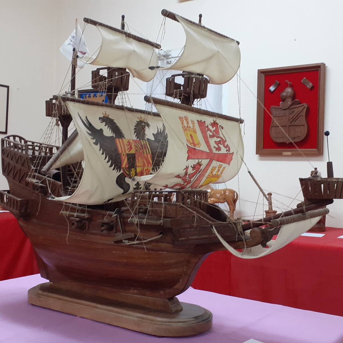 Santiago Alonso Miguel estrena el lunes una exposición de tallas y maquetas de madera