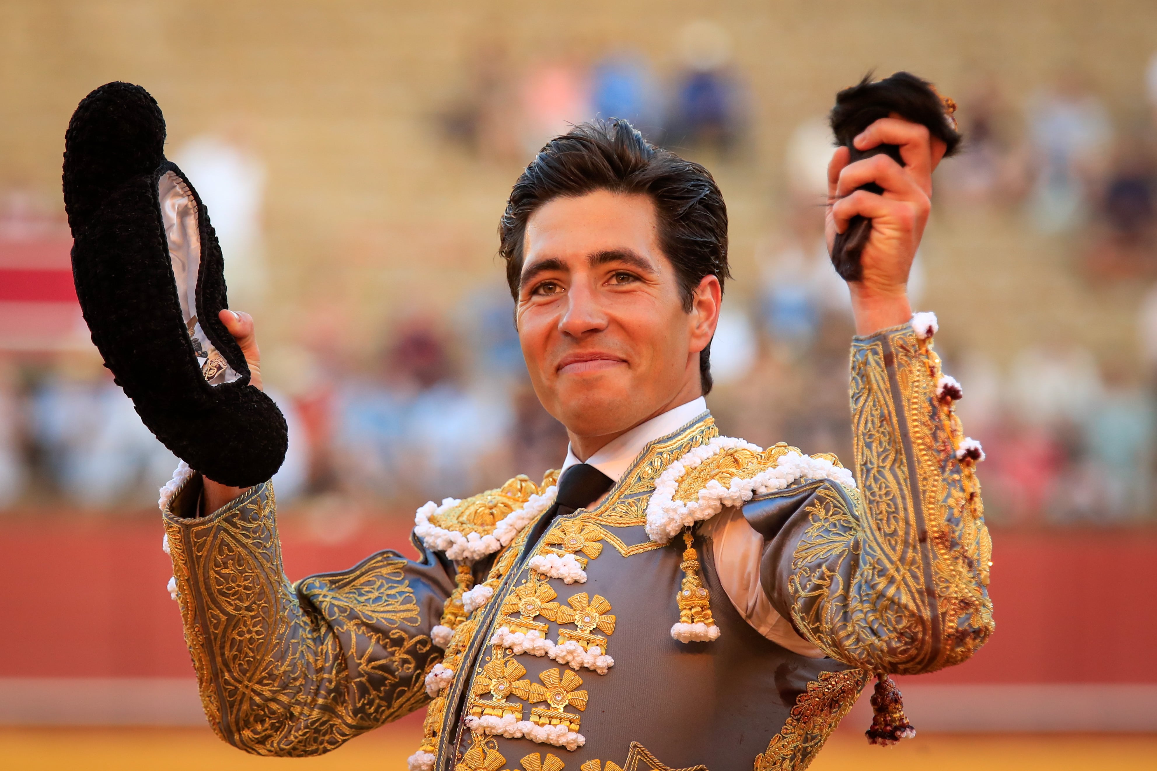 SEVILLA, 19/04/2023,- El torero Álvaro Lorenzo da la vuelta al ruedo tras cortar una oreja a su segundo toro, de la ganadería de Santiago Domecq, en la tercera corrida de abono de la Feria de Abril celebrada este miércoles en la plaza de la Real Maestranza de Sevilla. EFE/Julio Muñoz
