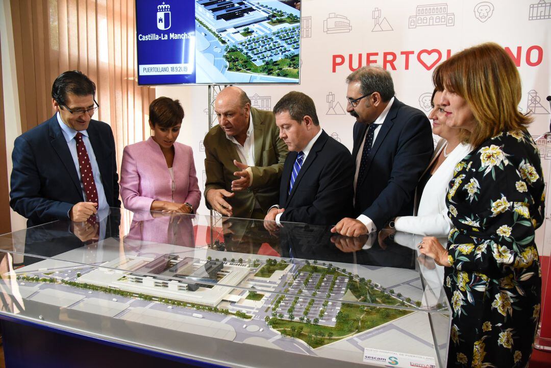 Emiliano García-Page y otras autoridades contemplan la maqueta del que será nuevo hospital de Puertollano