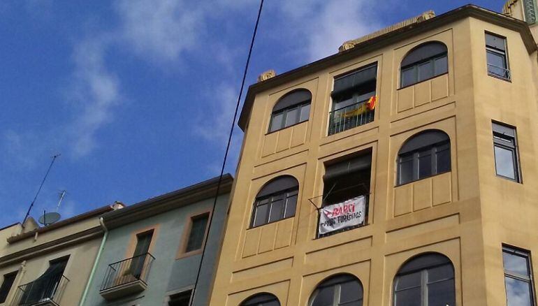Una pancarta en un pis de Girona.