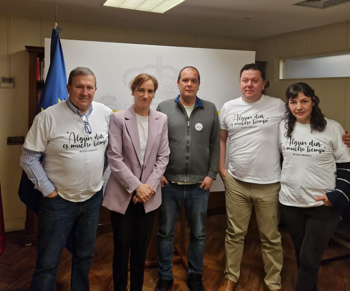 Mónica García, junto a la delegación de oncobierzo