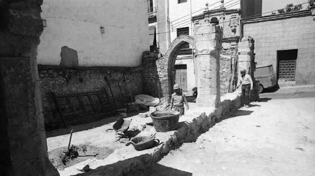 Obras de adecentamiento de las ruinas de la iglesia de San Pantaleón, 1980.