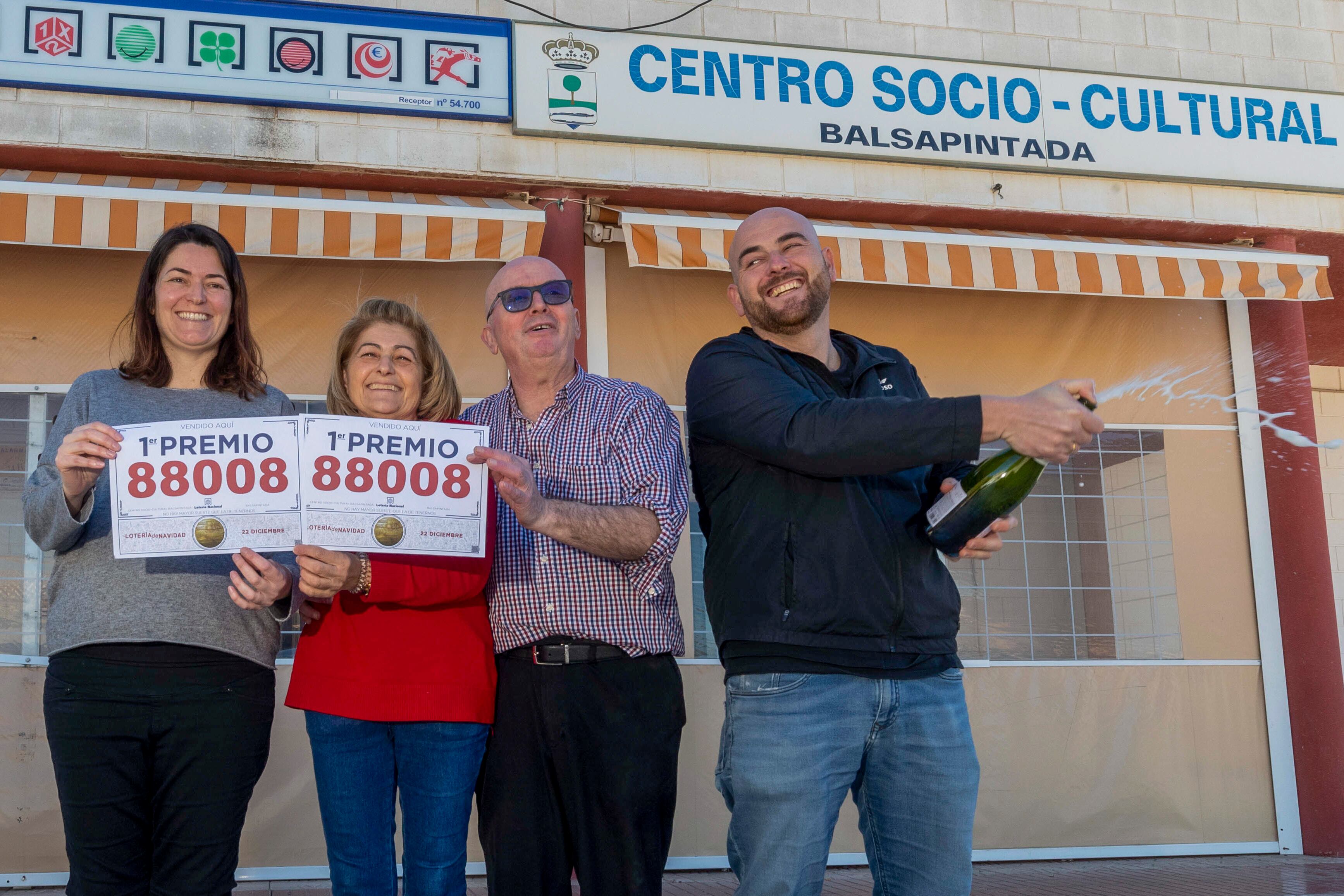 BALSAPINTADA (MURCIA), 22/12/2023.- El gerente de la administración de Balsapintada Joaquín Conesa (d) junto a su padre Joaquín, su madre Manoli y su hermana Paqui, celebran que han vendido un décimo del Gordo de navidad, este viernes en la pedanía murciana de Balsapintada. EFE/Marcial Guillén
