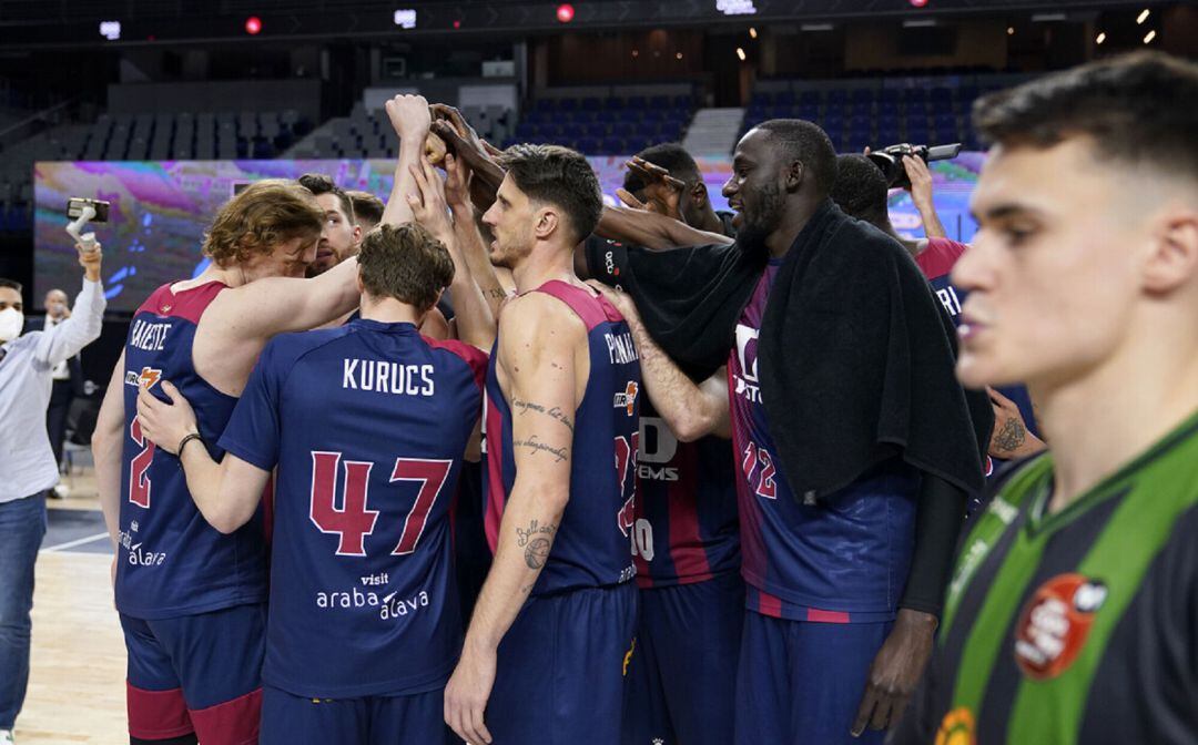 La plantilla del Baskonia celebra el pase a semifinales.