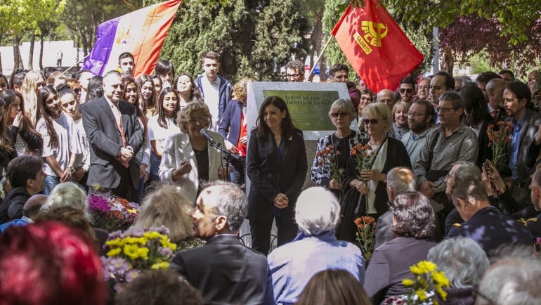 Las alcaldesas de Madrid, Manuela Carmena, y de París, Anne Hidalgo (2i), asisten hoy en Madrid a la inauguración del &quot;Jardín de los combatientes de la Nueve&quot;, el primer homenaje oficial de la capital española a esta compañía formada por 140 exiliados esp