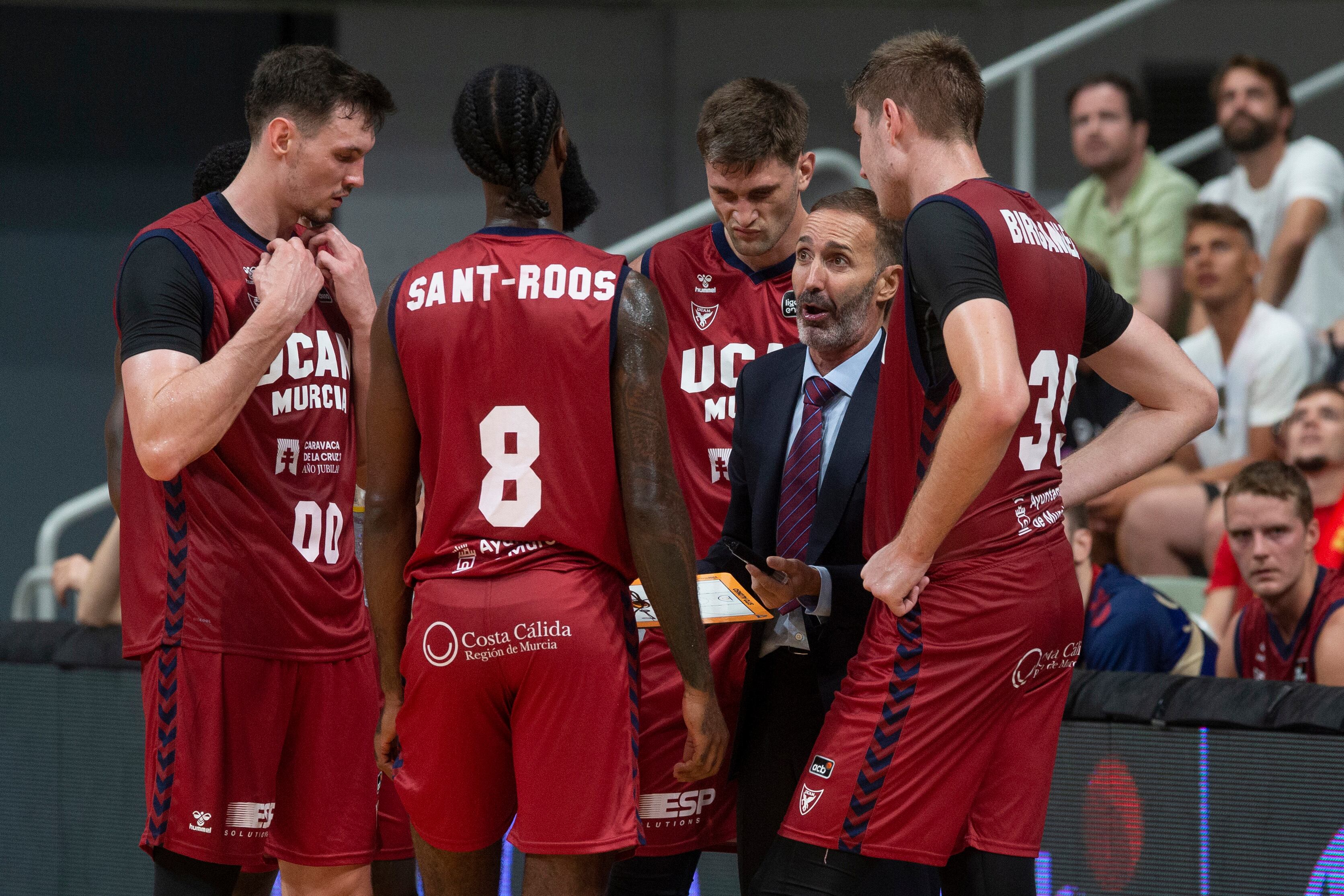 MURCIA, 30/09/2023.- El entrenador de UCAM Murcia, Sito Alonso, da instrucciones a sus jugadores durante el partido de la tercera jornada de la Liga Endesa, que están disputando contra Lenovo Tenerife este sábado, en el Palacio de los Deportes de Murcia. EFE/Marcial Guillén
n
