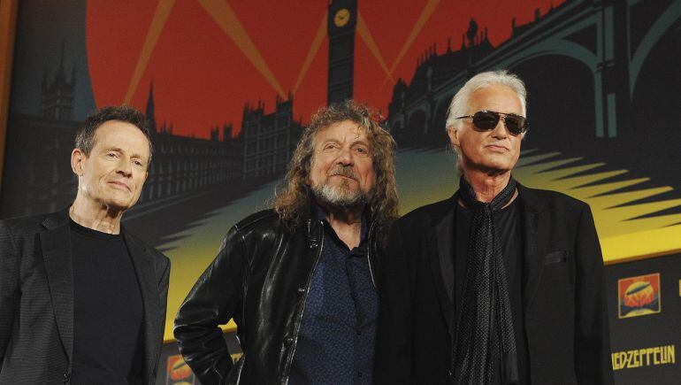 Fotografía de archivo fechada el 21 de septiembre de 2012 muestra a los miembros de la banda de rock británica Led Zeppelin John Paul Jones (i), Robert Plant (c) y Jimmy Page (d) posando para los fotógrafos durante una rueda de prensa en Londres