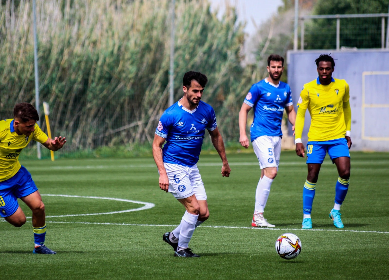 Curro Rivelott durante el partido ante el Cádiz B en El Rosal