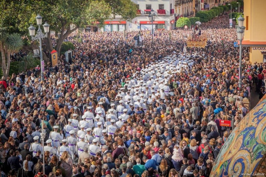 La BCT del Santísimo Cristo de las Tres Caídas de la Esperanza de Triana, tras su paso de misterio en la mañana del Viernes Santo