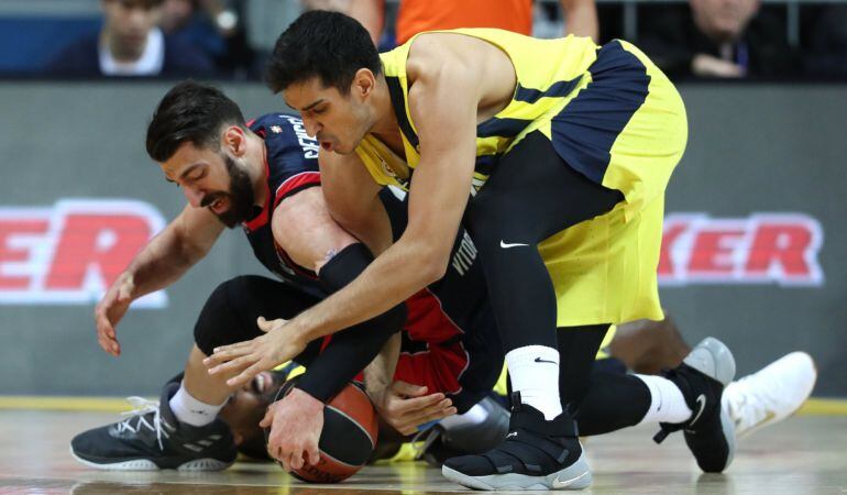 Toko Shengelia lucha por el balón con Ahmet Duverioglu, del Fenerbahçe.