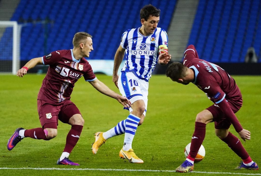 Oyarzabal intenta zafarse de dos jugadores del Rijeka sin éxito