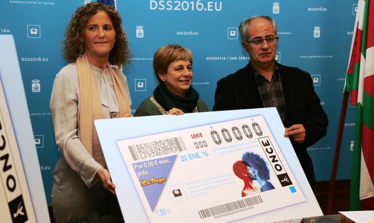 La directora y el subdirector de la ONCE en San Sebastián, Belen Encina y Miguel Ángel Aizpurua, acompañaron a la concejal de 2016, Miren Azkarate, en la presentación del cupón 