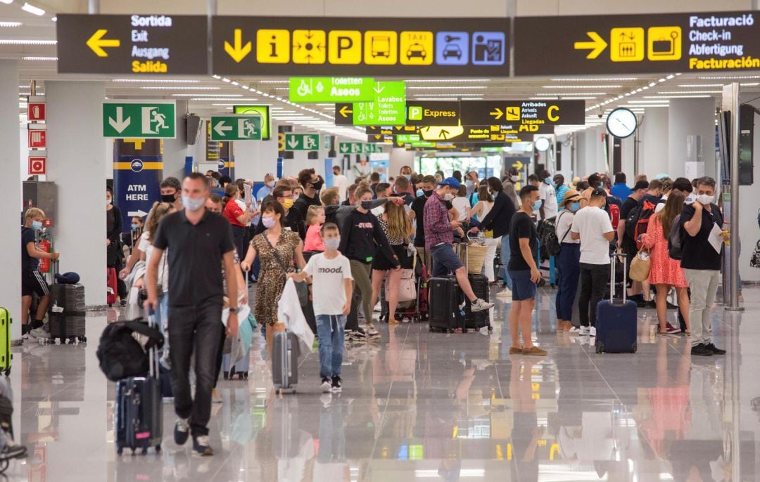 Viajeros en la terminal de llegadas del aeropuerto de Palma