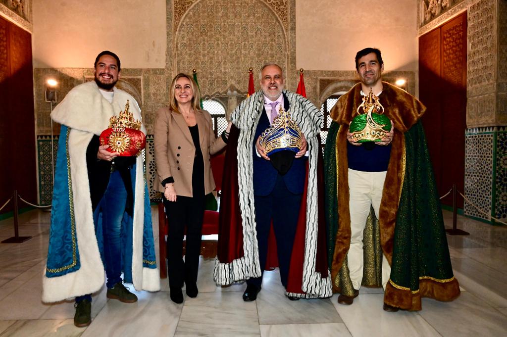 Presentación de la Cabalgata de Reyes Magos de Granada de 2024: la alcaldesa, Marifrán Carazo, con los &quot;ayudantes&quot; de Sus Majestades: Kiki Morente, Gabino García y Pablo Pin