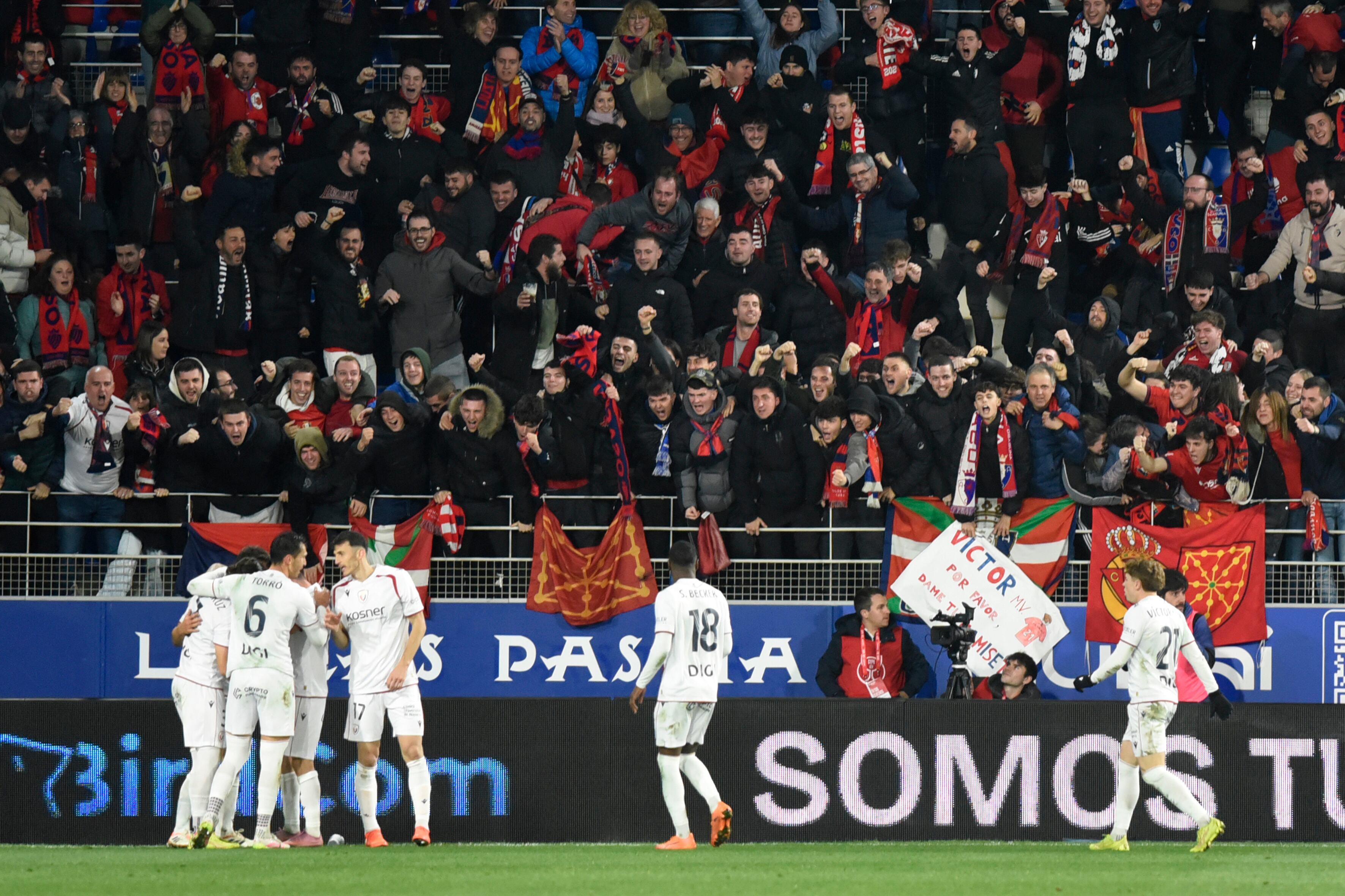 Los jugadores de Osasuna celebran el tercer gol, marcado en la prórroga durante el partido de dieciseisavos de final de la Copa del Rey entre el Huesca y Osasuna en el estadio de El Alcoraz 