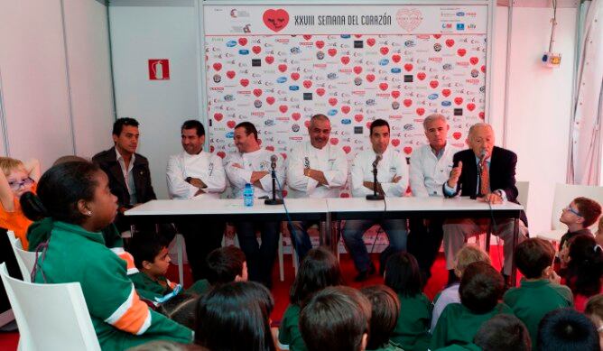 Algunos de los mejores cocineros de Madrid, como Óscar Velasco, Paco Roncero o Pedro Larumbe, impartirán talleres a escolares para fomentar la comida sana y cardiosaludable.