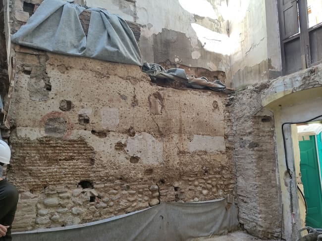 Restos de un antiguo palacio gótico y pinturas murales