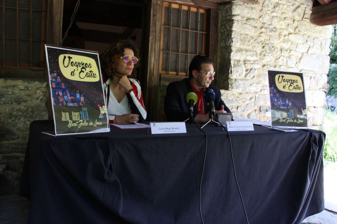 La cap de Cultura del comú de Sant Julià, Laura Rogé, i el conseller de Cultura, Josep Lluís Donsión, durant la presentació dels Vespres d'estiu 2019.