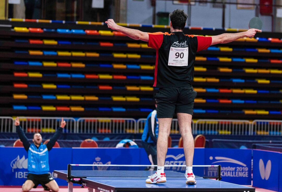 Enio Mendes, sobre la mesa, tras ganar el punto que otorgaba el título para el Arteal