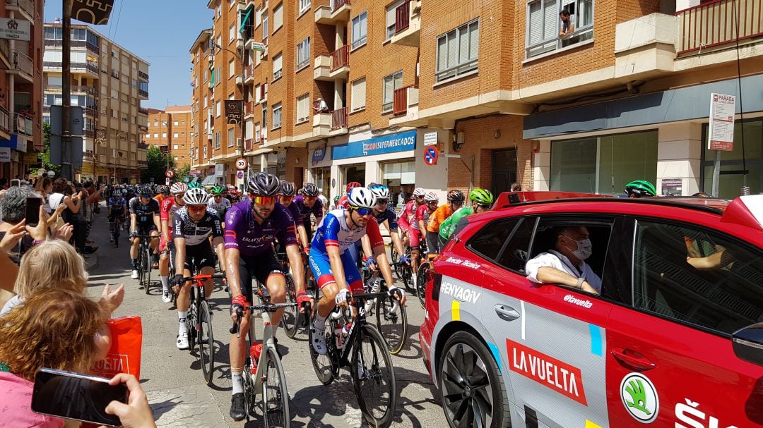 El alcalde guía al pelotón en el recorrido neutralizado por las calles de Tarancón 