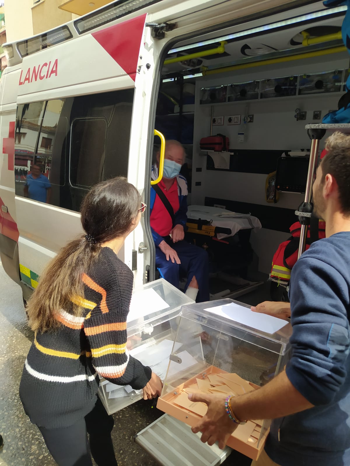Urnas portátiles para facilitar el voto a la puerta de un colegio electoral en Benidorm