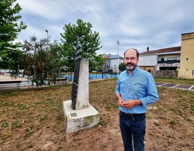 El Concejal de Medio Ambiente, Bienestar Animal e Infraestructura Verde, José Luis Urraca en la parcela del parque infantil