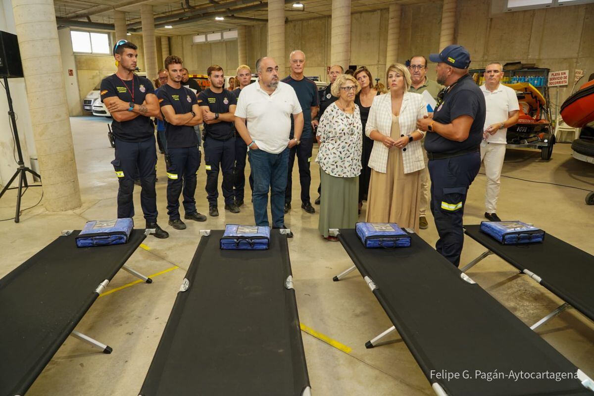 Servicios de emergencia explican el plan a la alcaldesa Noelia Arroyo y otros concejales