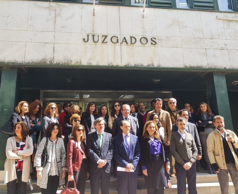 Los magistrados de Jerez han secundado una concentración en la puerta de los juzgados de la avenida Tomás García Figueras.