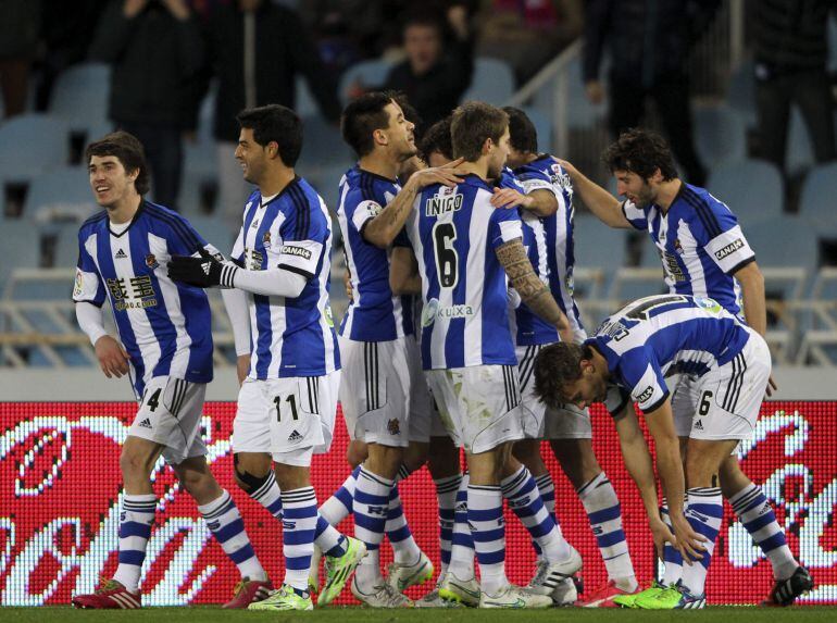 GRA397. SAN SEBASTIÁN (GIPUZKOA), 24/01/2015.- Los jugadores de la Real Sociedad celebran el gol de Xabi Prieto ante el Eibar, durante el partido de la vigésima jornada de la Liga de Primera División que se juega hoy en el estadio de Anoeta de San Sebastián. EFE/Juan Herrero