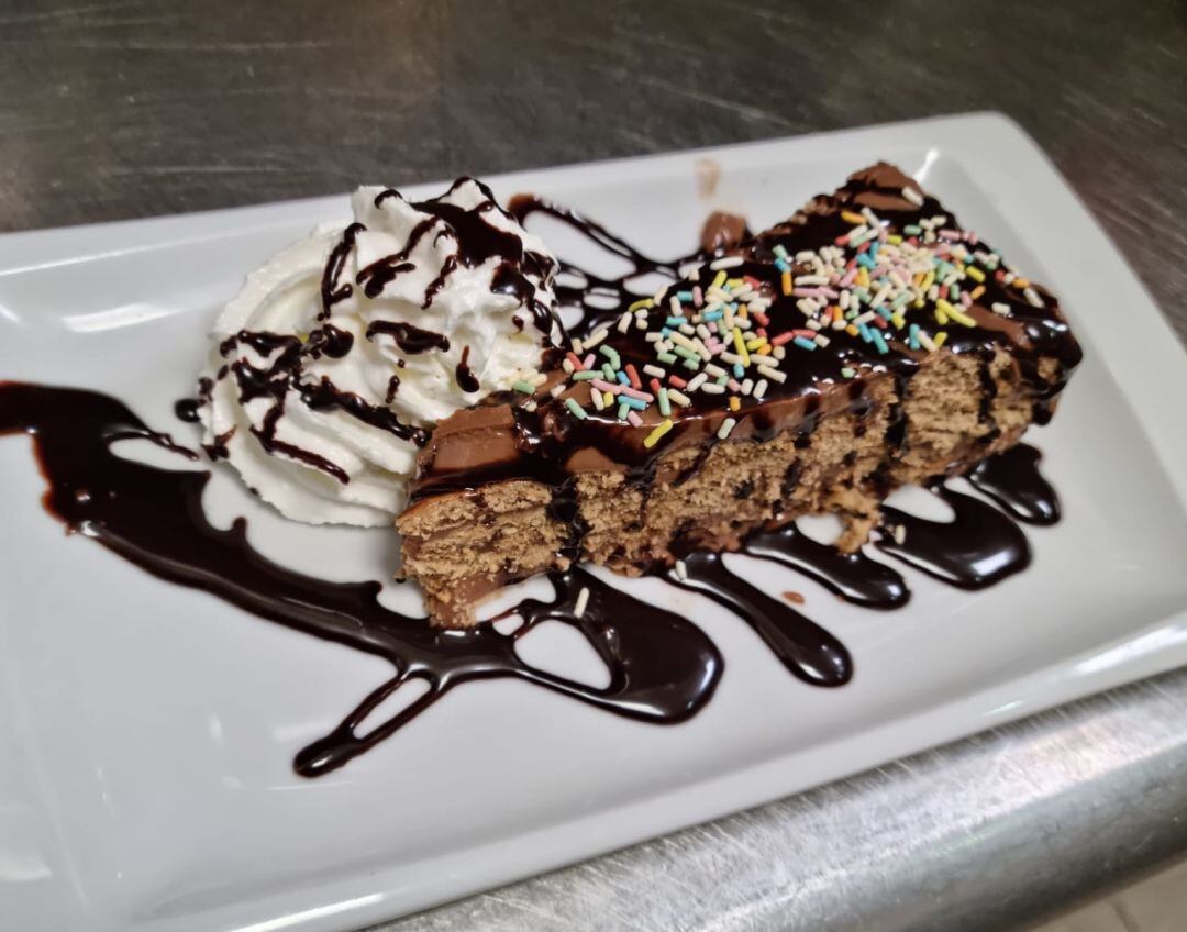 Tarta de chocolate y galletas