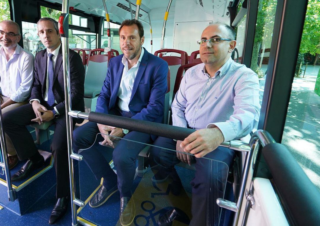 El alcalde de Valladolid, Óscar Puente y el concejal de Movilidad y Espacio Urbano, Luis Vélez presentan seis autobuses híbridos 	 
 