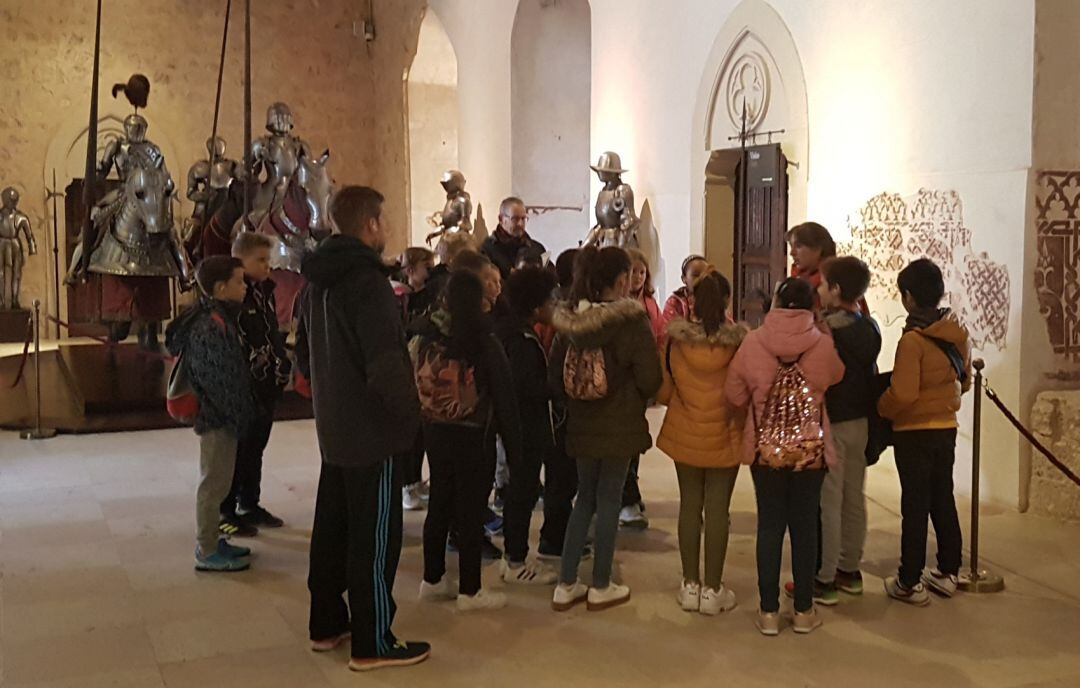 Un grupo de escolares participa en la actividad "Alcazareando" organizada por el patronato del Alcázar en coordinación con la dirección provincial de educación