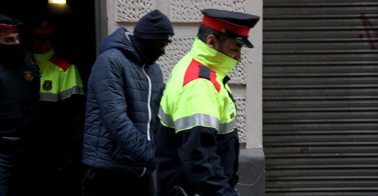Moment en què els Mossos d&#039;Esquadra s&#039;han emportat el darrer detingut d&#039;un pis del carrer del Nord de Lleida