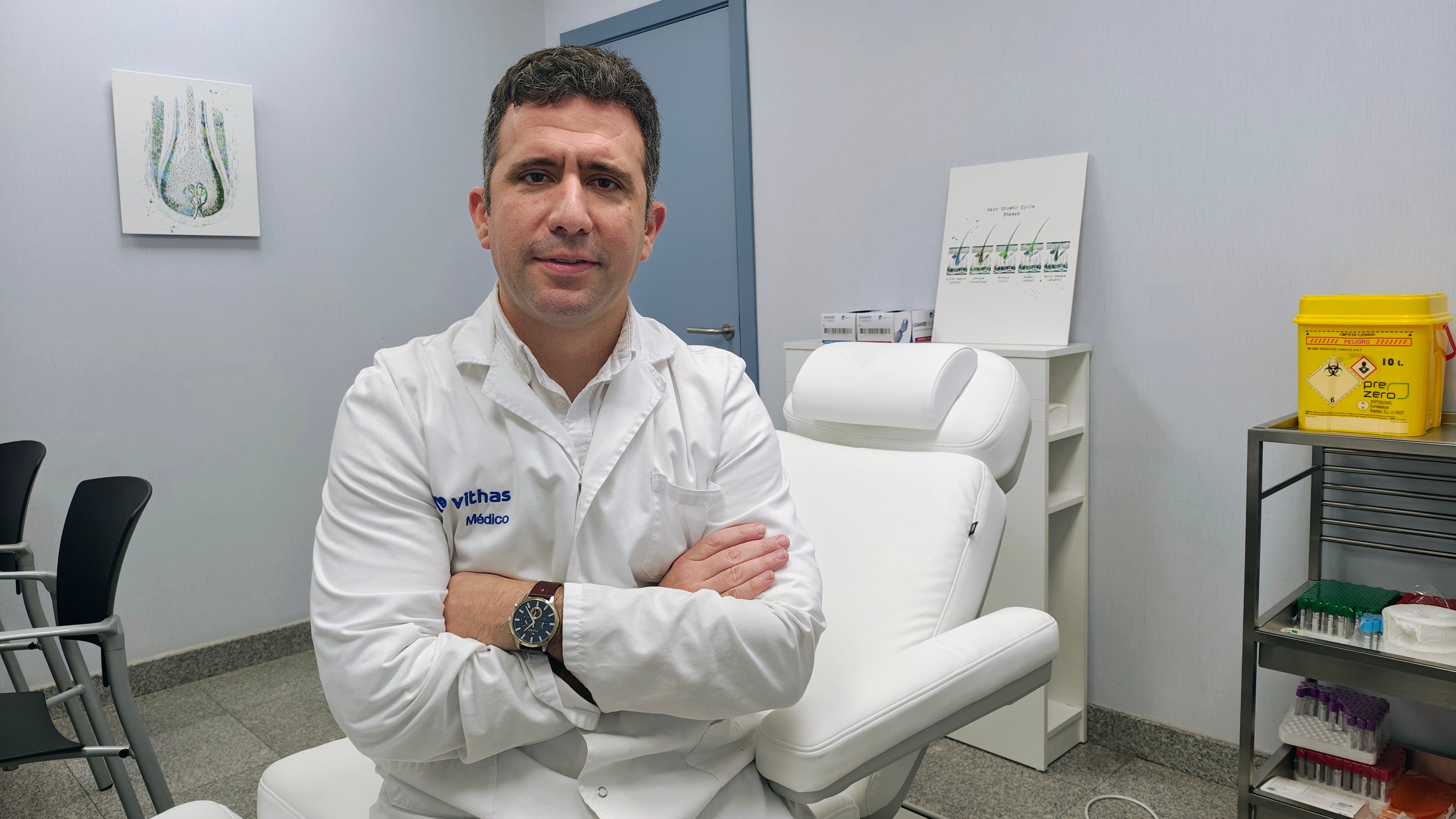 El Dr. Juan Francisco López Manchado, especialista en implante capilar de Capilar One en el Hospital Vithas Sevilla.