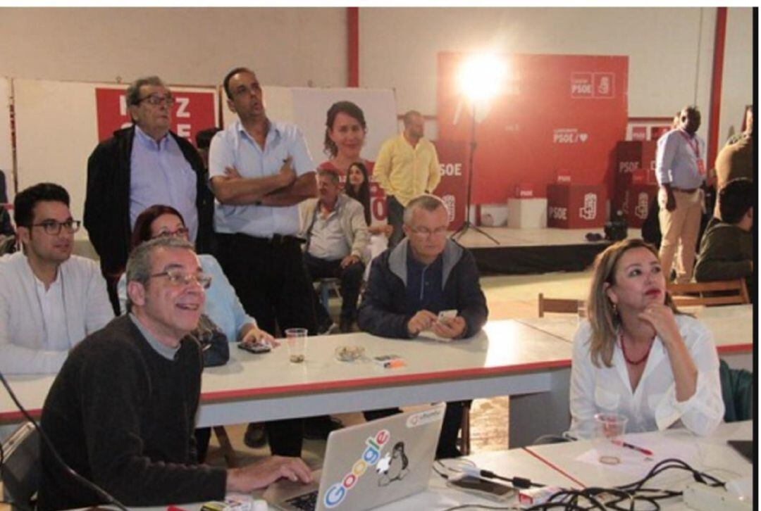 Carlos Espino junto a la secretaria general del PSOE en Lanzarote, María Dolores Corujo.