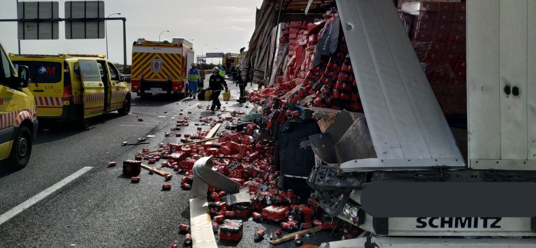 Bomberos del Ayuntamiento de Leganés y de la Comunidad de Madrid han trabajado para limpiar y asegurar el lugar del accidente