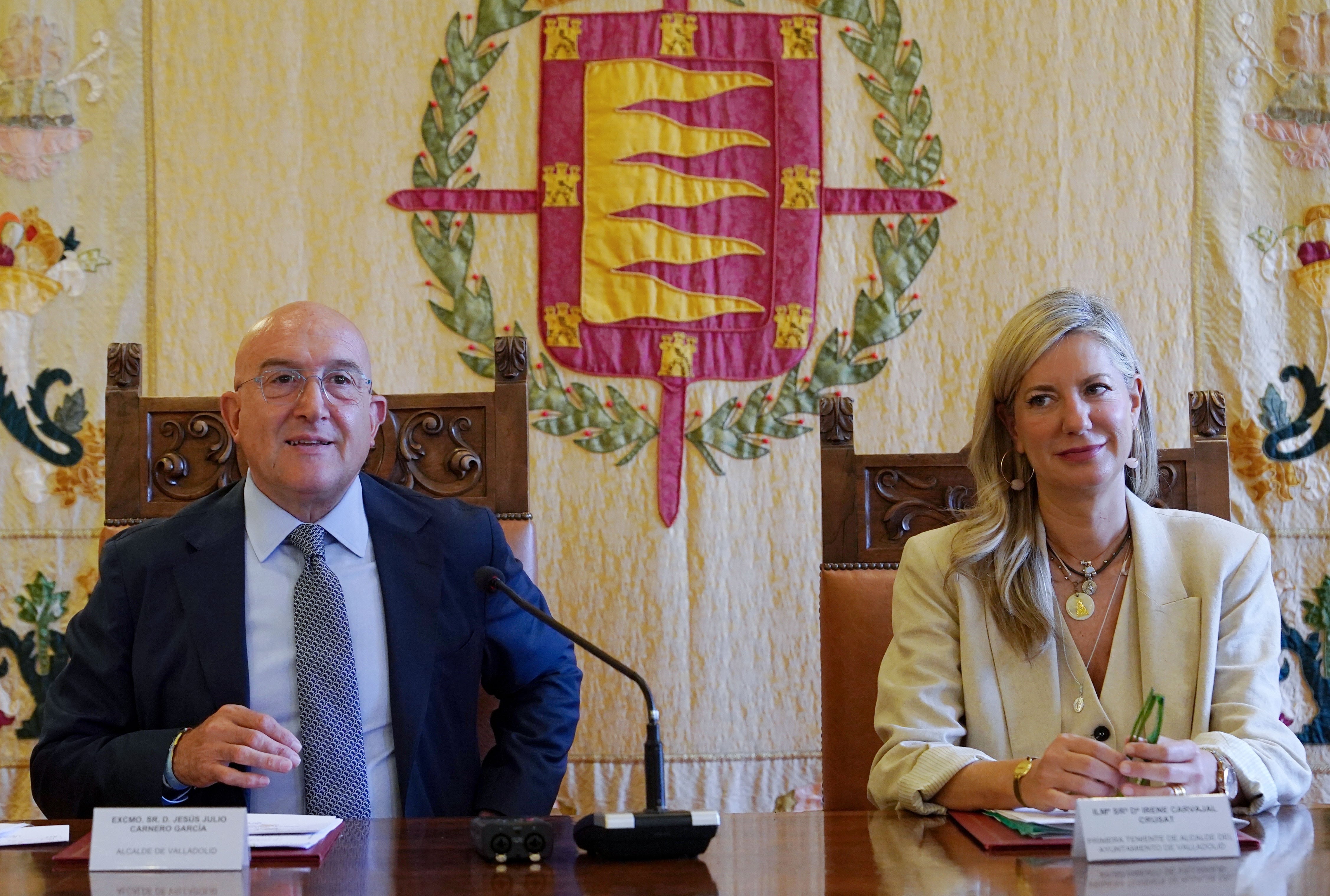 VALLADOLID, 19/06/2023.- El alcalde de Valladolid, Jesús Julio Carnero (PP), y la primera teniente de alcalde, Irene Carvajal (Vox), comparecen en rueda de prensa para informar del acuerdo de gobierno entre ambos partidos en el salón de recepciones del Ayuntamiento de Valladolid este lunes. EFE/ Nacho Gallego
