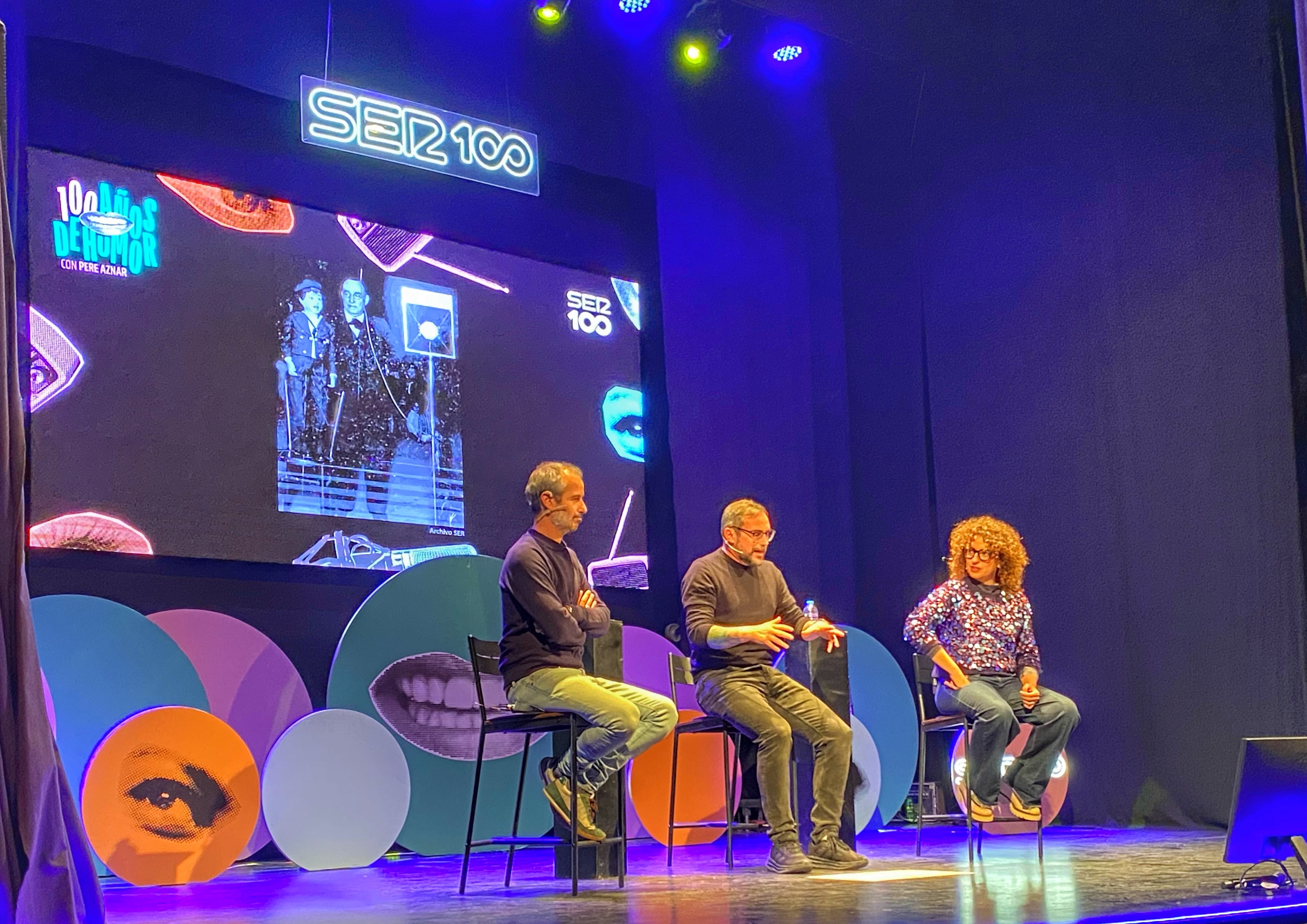 Un momento del show con Pere Aznar, acompañado de Virginia Riezu e Íñigo Espinosa, reflexionaron sobre la evolución del humor en el último siglo