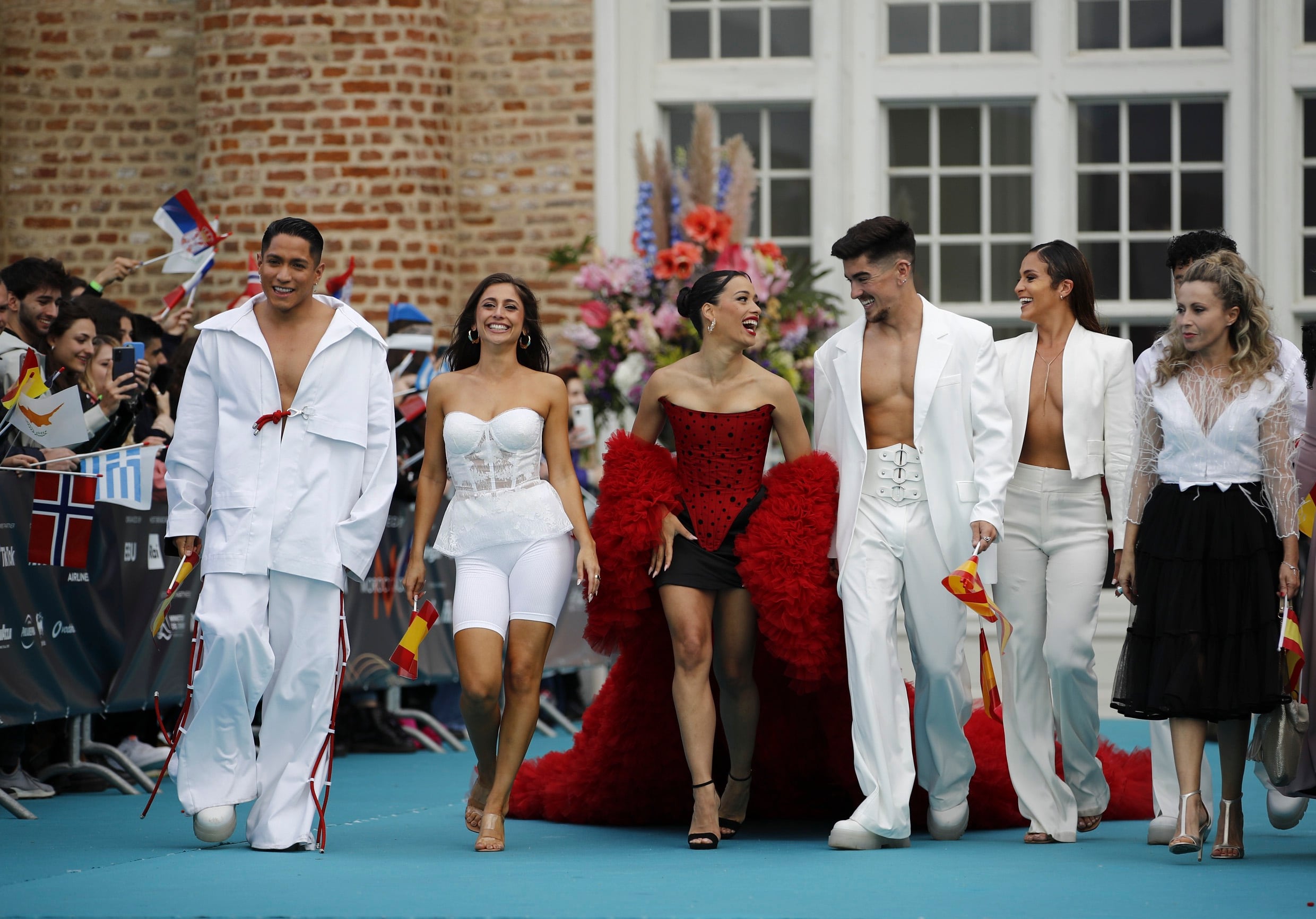 La representante española en Eurovisión 2022, Chanel (3i), junto a su equipo, a su llegada a Turín, donde el próximo día 14 de mayo se celebrará la gran final del Festival. EFE/RTVE