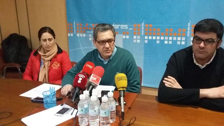 El portavoz del PP, Adolfo Canedo junto a dos de los concejales del grupo