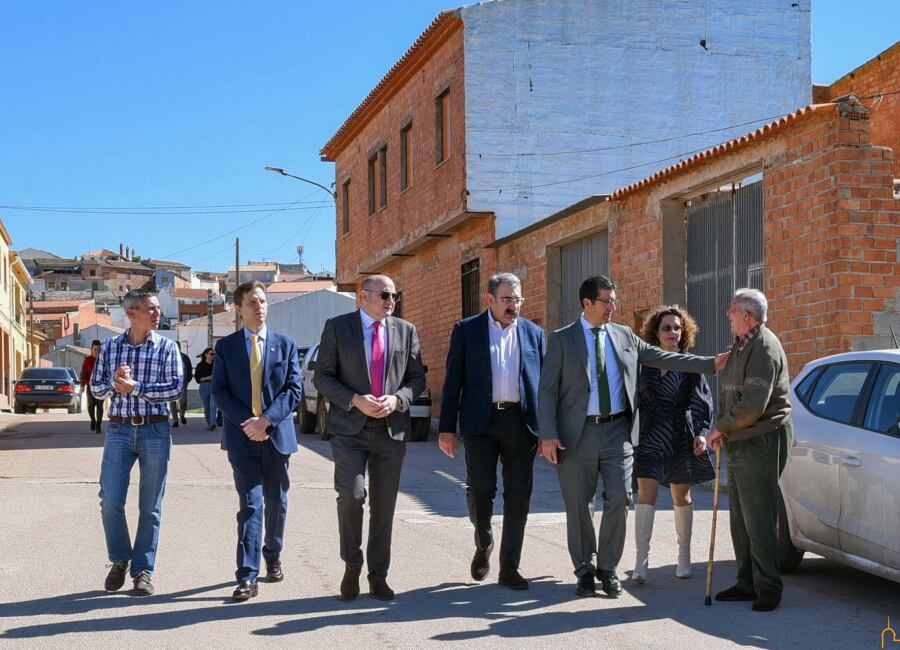 Representantes de ambas Administraciones pasean por la localidad de Albaladejo