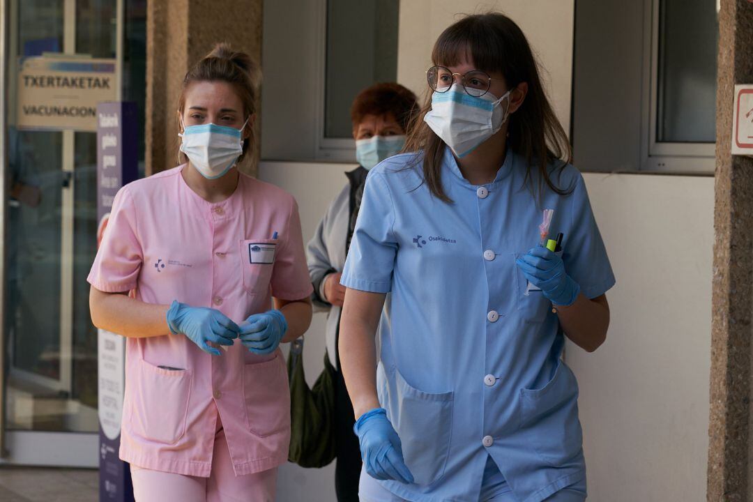Dos profesionales sanitarias del Osakidetza, en las inmediaciones del Hospital Santiago Apóstol, en Vitoria-Gasteiz, Álava, Euskadi (España).