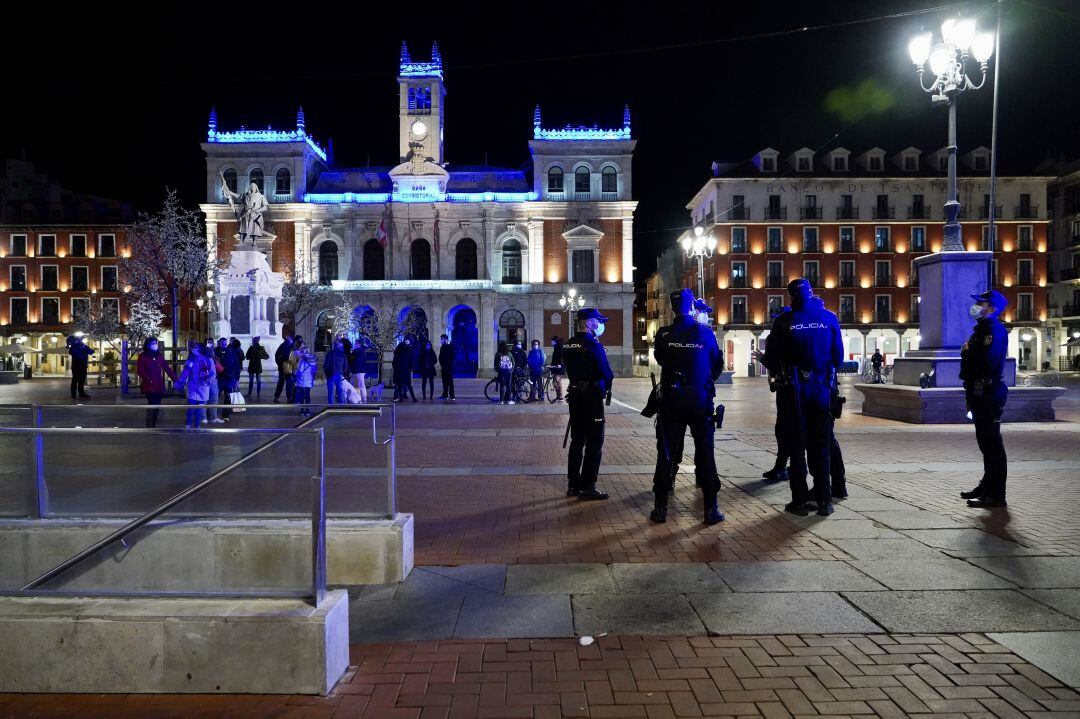 Efectivos de la Policia Local de Valadolid en la Plaza Mayor