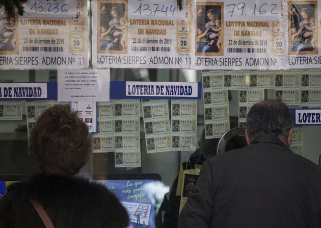 Venta de lotería de Navidad en la administración de lotería Sierpes. En Sevilla.